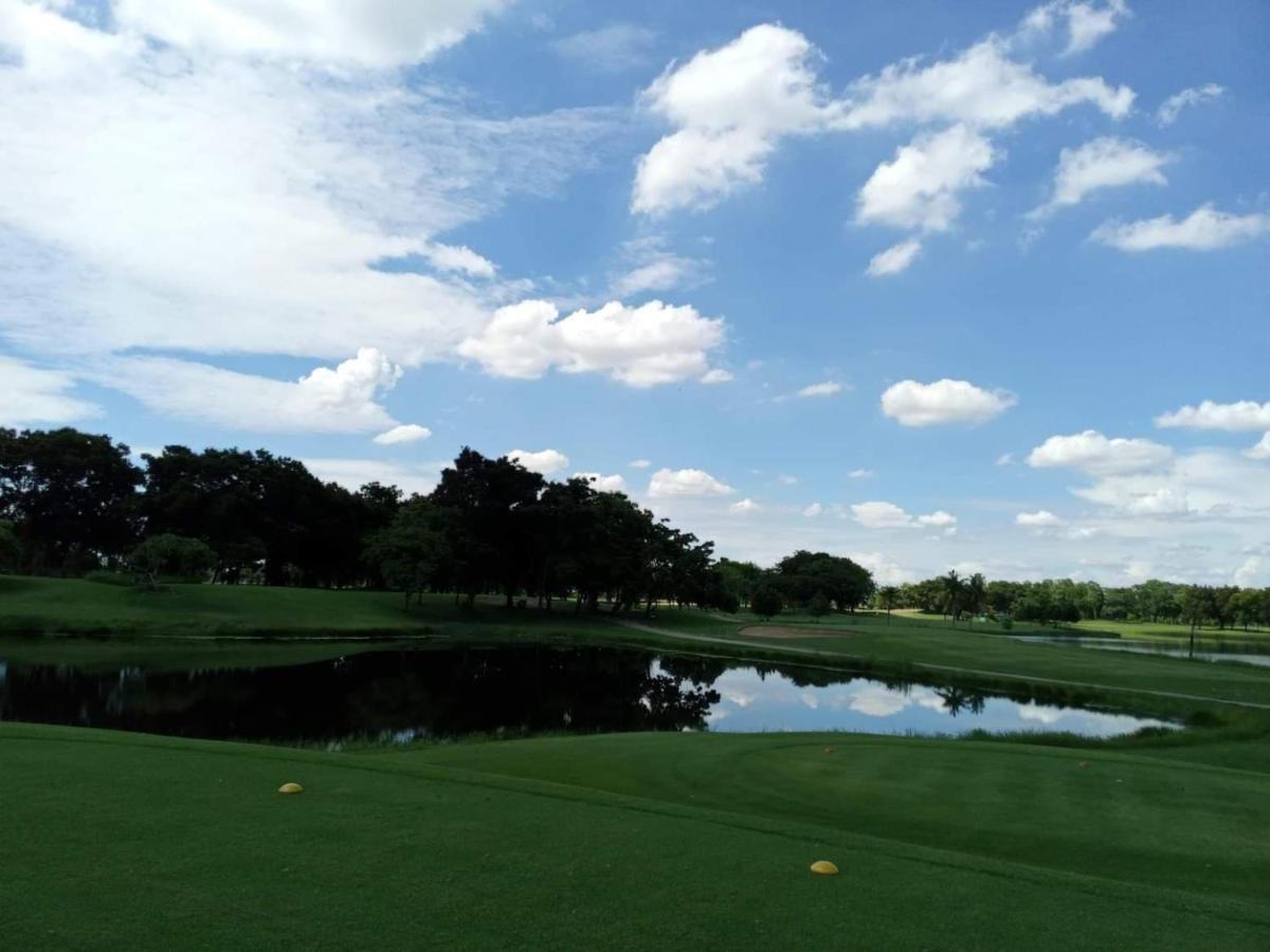 Uniland Golf & Resort Nakhon Pathom Bagian luar foto