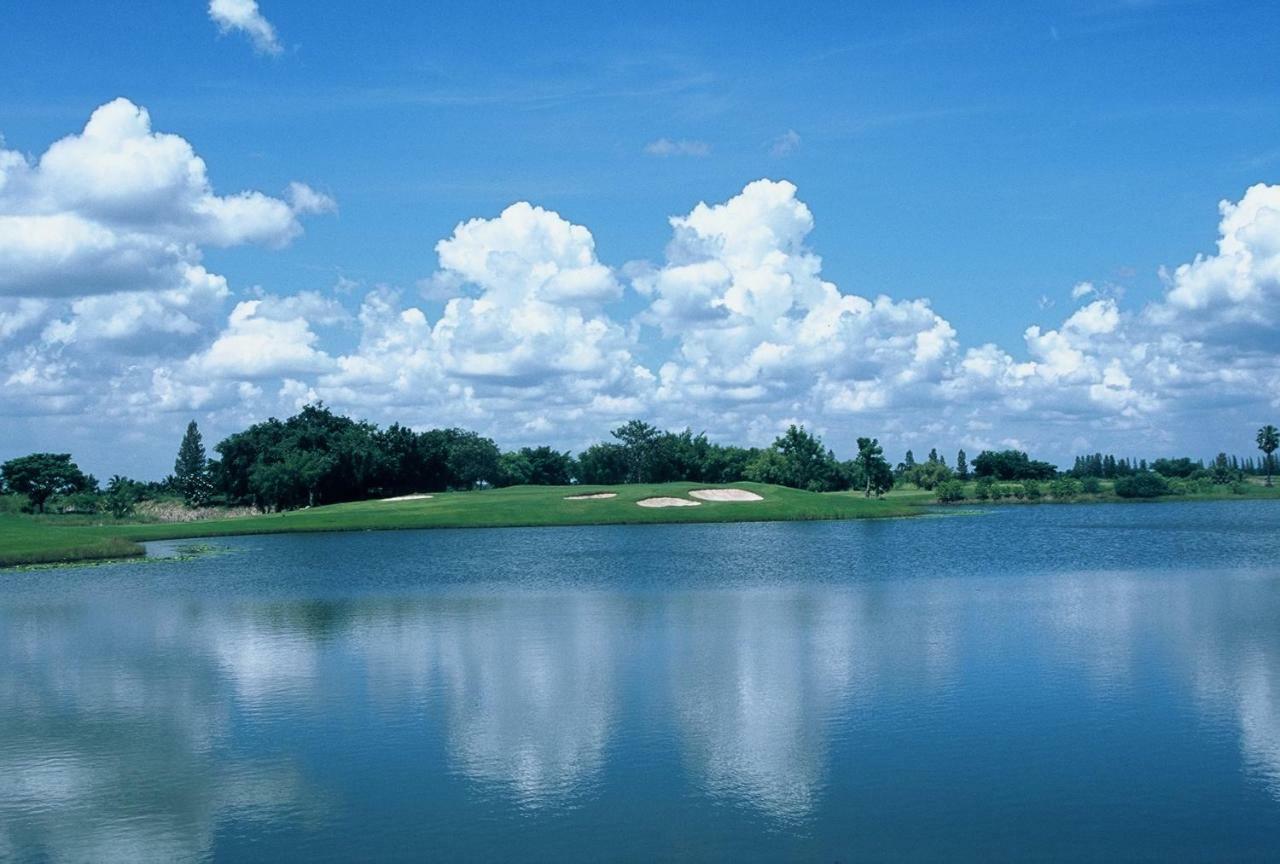 Uniland Golf & Resort Nakhon Pathom Bagian luar foto